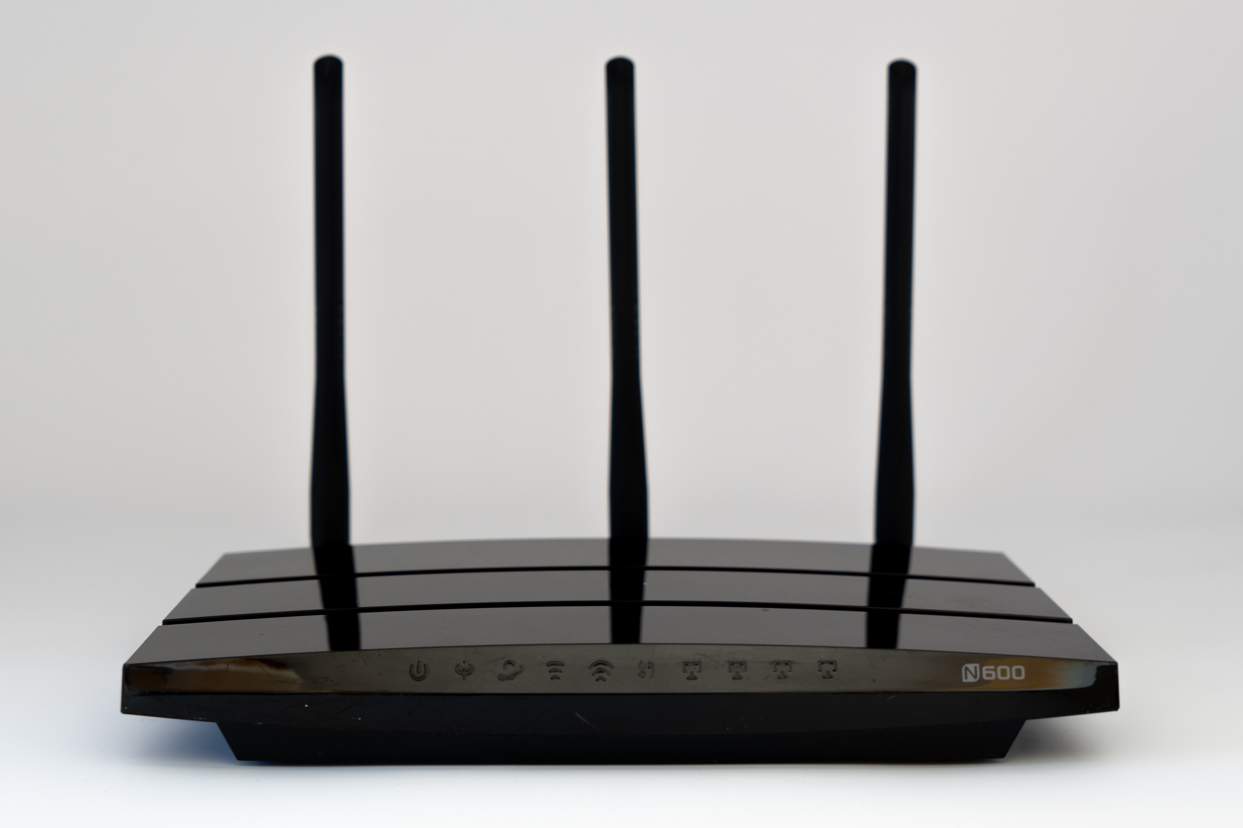 Punkt dostępowy WiFi klasy biznesowej zamontowany w biurze